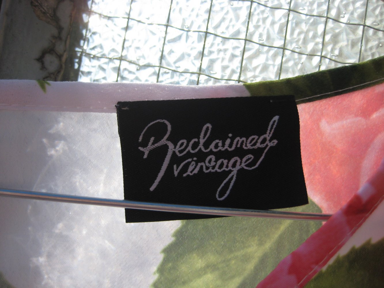 Schickes weißes Kleid mit Rosenmuster! elegant, schick, weiß, rosa, grün, trompetenärmel, volant, reclaimed vintage, asos