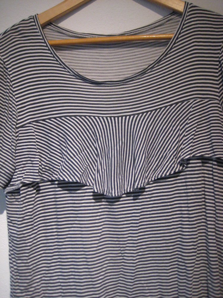 Schlichtes schwarz-weiß gestreiftes Shirt mit kleinem Volant! klassisch, schlicht, schwarzweiß, monochrom, plussize, streifen, gestreift, stripes