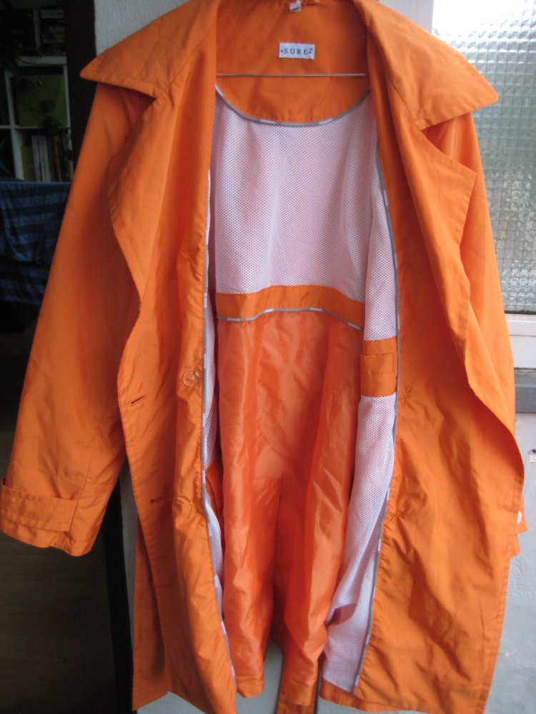 Orangefarbener Regenmantel, regenjacke, funktionskleidung, elegant, schick, strahlend, orange, trenchcoat, regenmantel, besonders, edel 