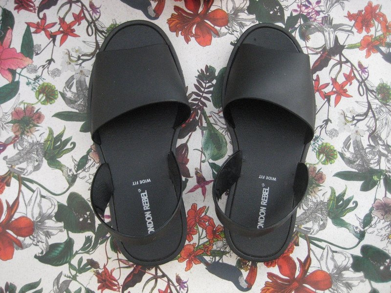 Matte schwarze Sommersandalen! nineties, matt, schwarz, sommer, bequem, lässig, elegant, leger, bequem, flach, sandalen