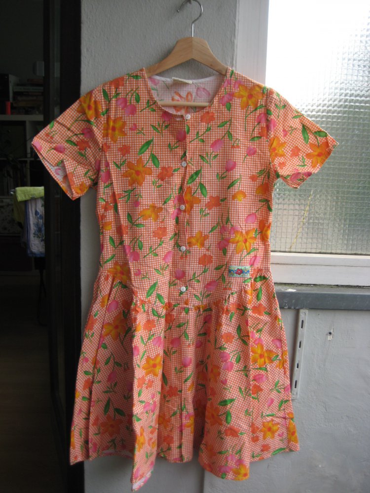 Strahlendes Orangekariertes Vintagekleidchen mit Blumen, vintage, süß, verspielt, blumen, geblümt, tulpen, ostern, karos, kariert, bunt, besonders, romantisch, flower garden, baumwolle