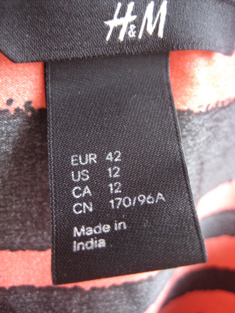 Glänzendes buntes Streifenkleid, streifen, gestreift, bunt, eighties, achtziger, tailliert, curvy, plussize, cool, lässig, auffällig, besonders, bequem