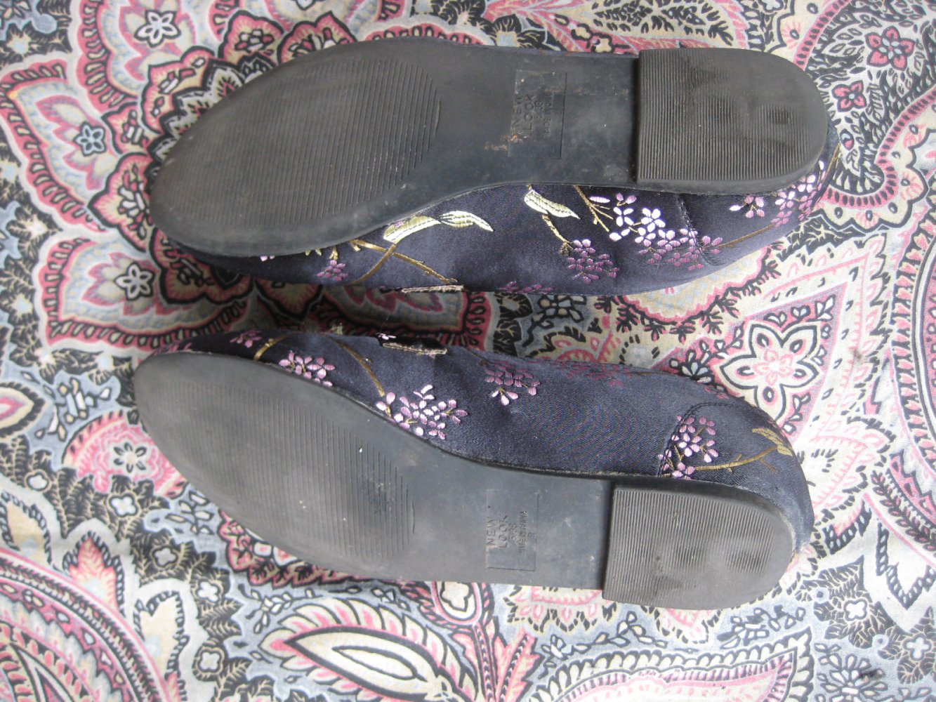 Schwarze Loafer mit aufgesticktem Kirschblütenmuster, flach, schick, bequem, blumen, blüten, schwarz, lila, grün, loafer, schlappen, besonders, abiball, hochzeit