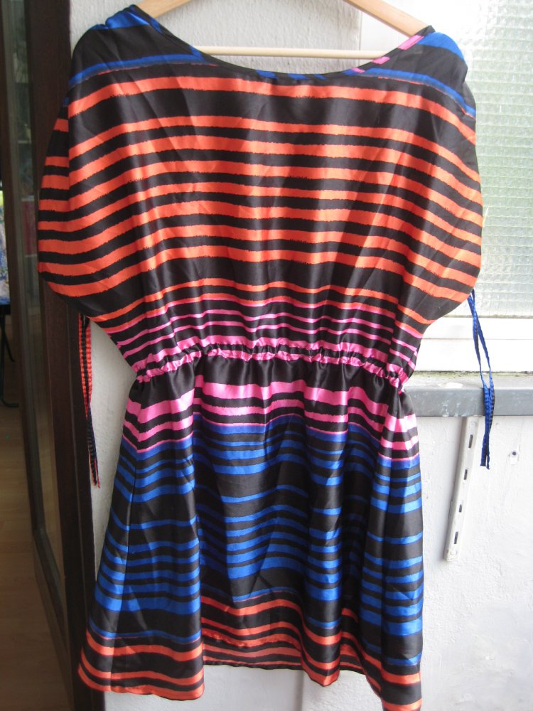 Glänzendes buntes Streifenkleid, streifen, gestreift, bunt, eighties, achtziger, tailliert, curvy, plussize, cool, lässig, auffällig, besonders, bequem