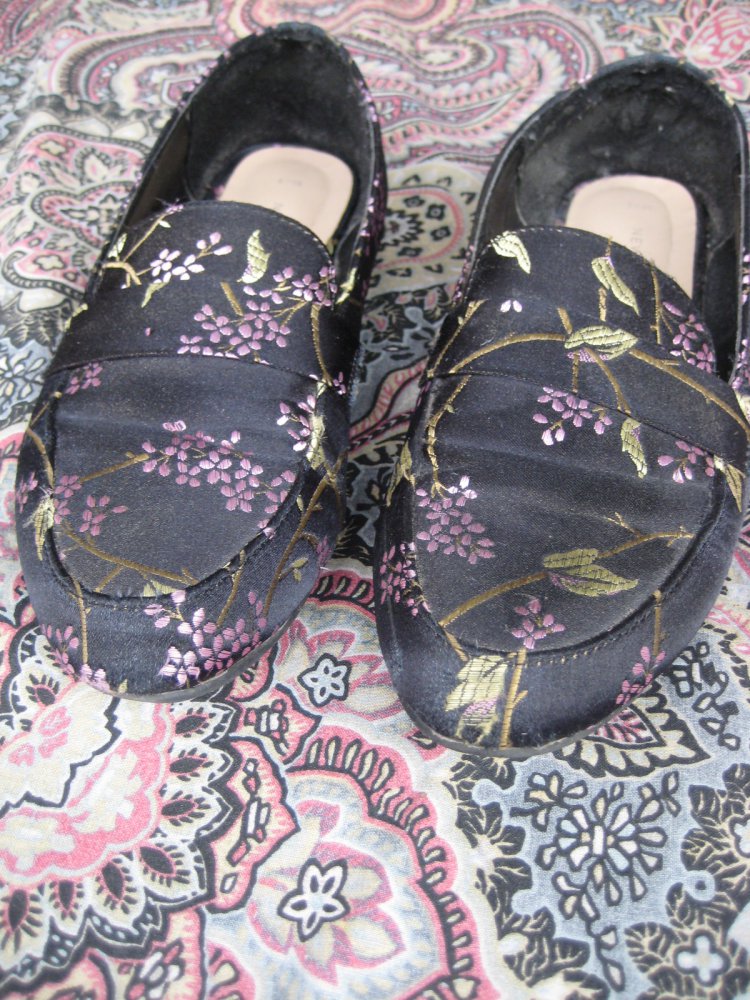 Schwarze Loafer mit aufgesticktem Kirschblütenmuster, flach, schick, bequem, blumen, blüten, schwarz, lila, grün, loafer, schlappen, besonders, abiball, hochzeit