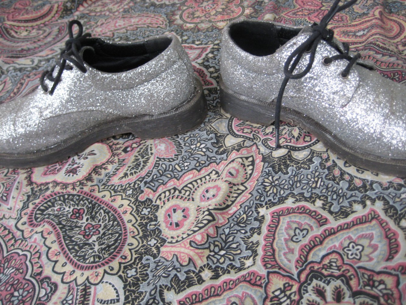 Silber Glitzerschuhe mit fester Sohle, glitzer, festival, boho, indie, rave, besonders, schick, feste schuhe, disco, schnürer
