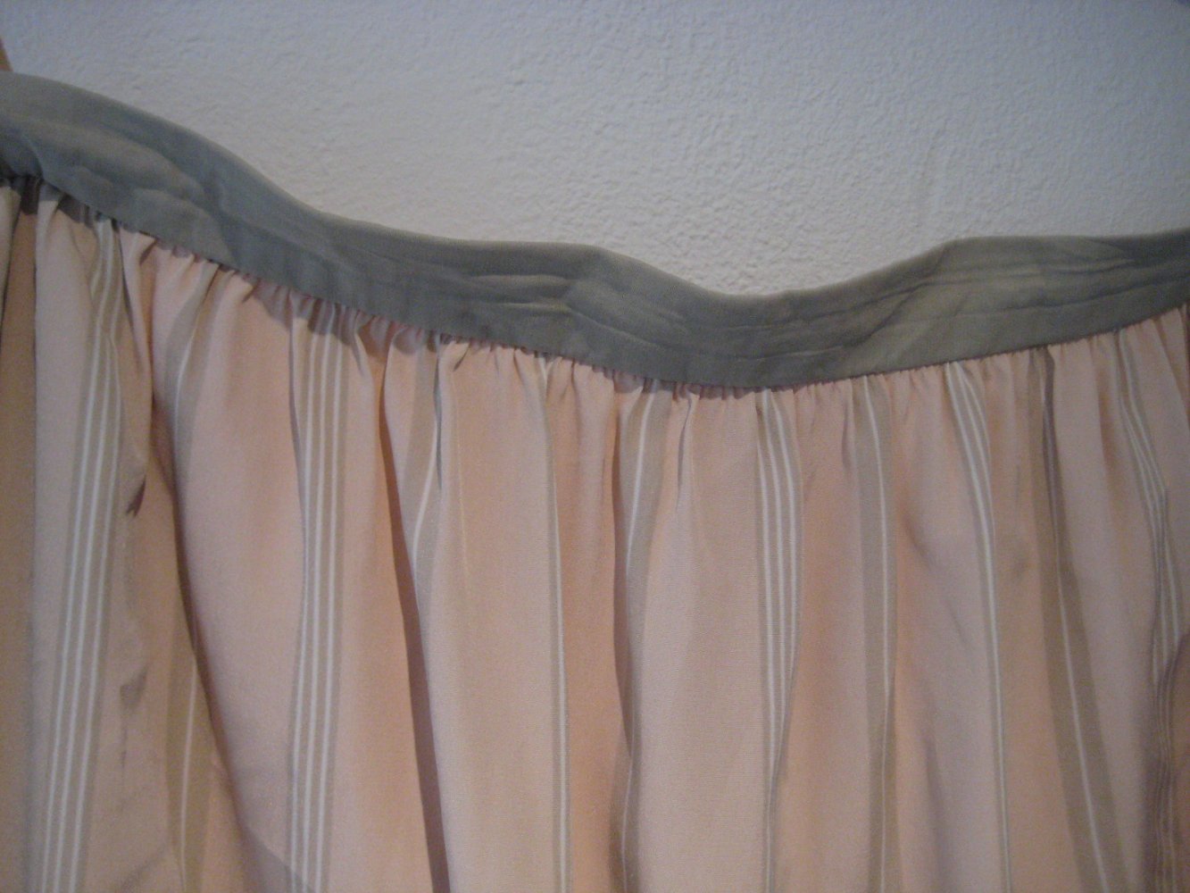 Hellrose-beigefarbener Vintage Rock mit Streifen! pastell, rosa, gestreift, nadelstreifen, büro, vintage, true vintage, schick, edel, besonders, curvy