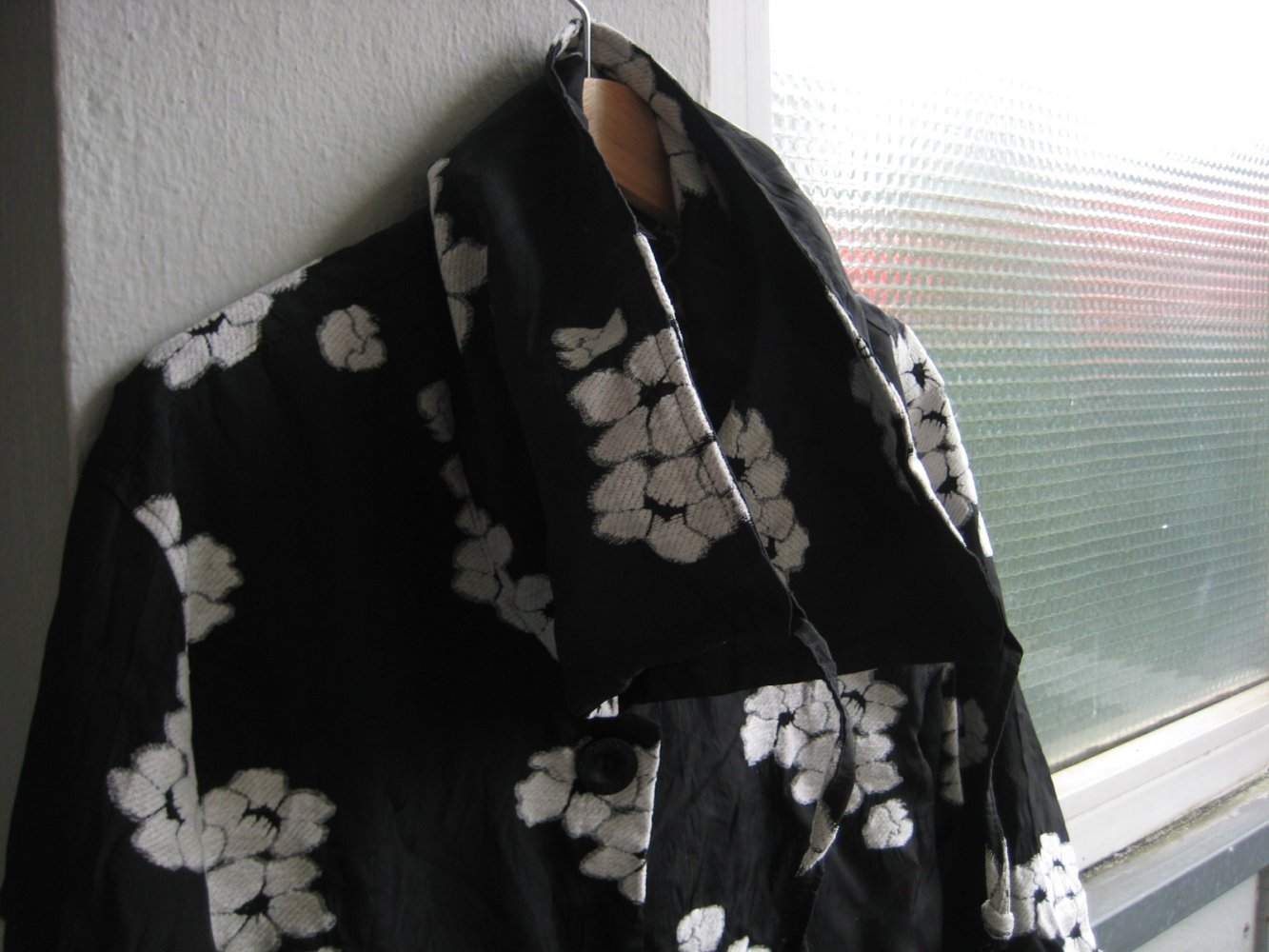 Edle Übergangsjacke mit besonderem Kragen, monochrom, schick, edel, elegant, gerader Schnitt, grade, kastig, kasten, blumen, geblümt, blüten, übergang, bequem 