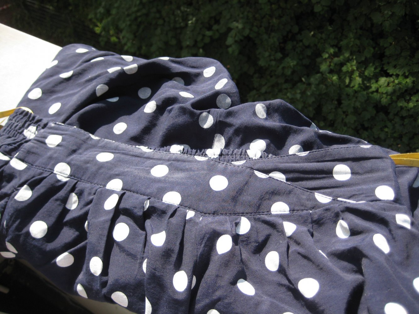 Wunderschöne dunkelblaue true vintage Stoffhose mit weißen Punkten, true vintage, vintage, achtziger, ballonhose, stoffhose, bequem, locker, leger, sommer, schick, elegant, polkadott, punkte, pünktchen, gepunktet