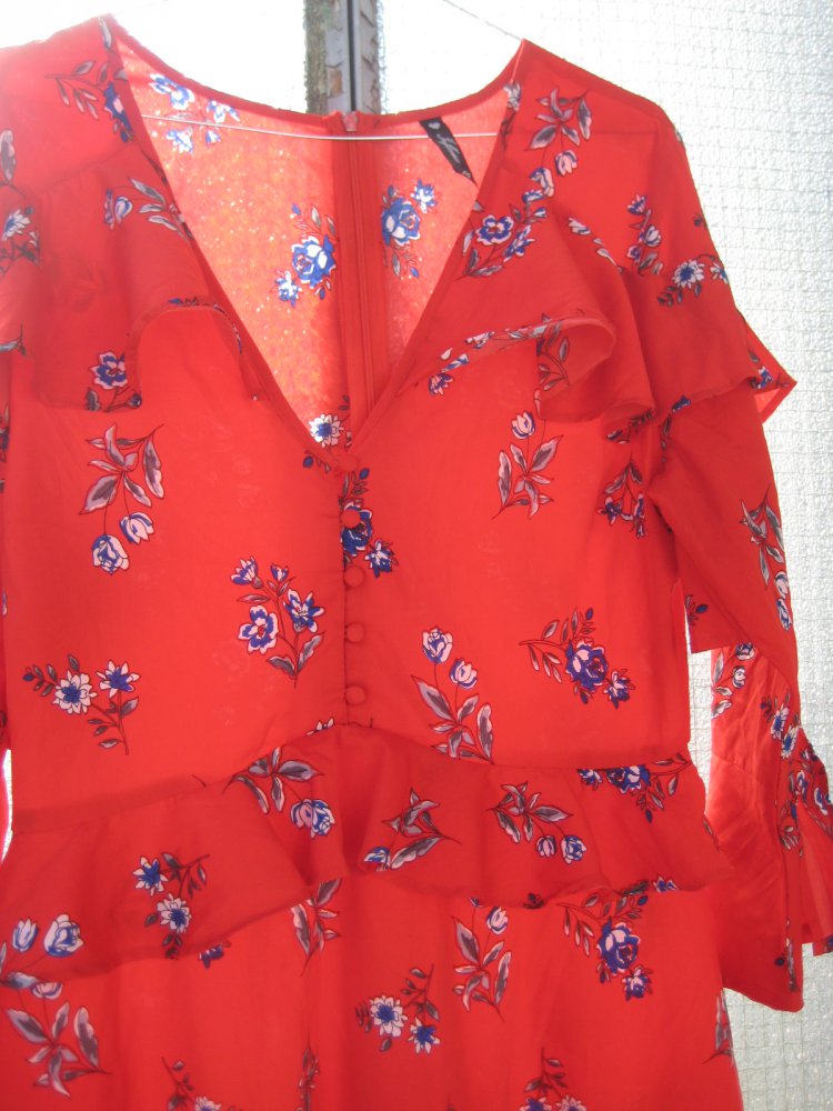 Wunderschönes rotes Kleid mit blauen Blüten und vielen Details! rot, weiß, blau, asos, sommer, frühling, influence, volant, tailliert, trompetenärmel, edel, schick, verspielt,