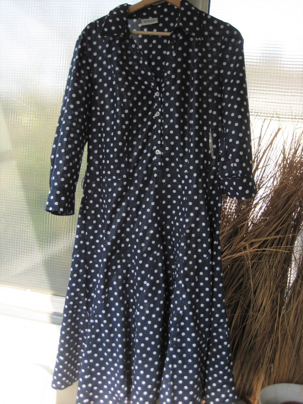 Wunderschönes dunkelblaues Midikleid mit weißen Punkten, midikleid, schwingend, swing, gepunktet, polkadot, rockabilly, rocknroll, edel, schick, elegant