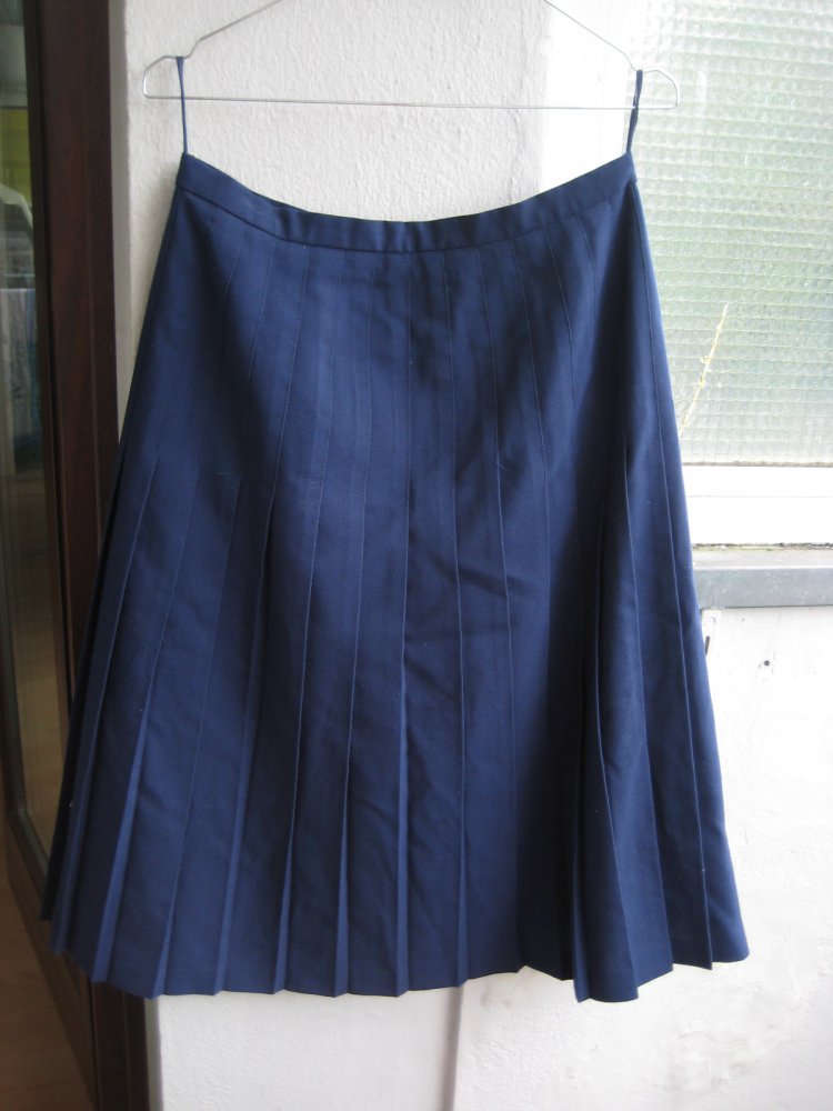 Wunderschöner Vintage Plisseerock in Midilänge, dunkelblau, marineblau, tiefblau, meerblau, faltenrock, plissee, schuluniform, rockabilly, vintage, true vintage, schick, edel, elegant, eleganz