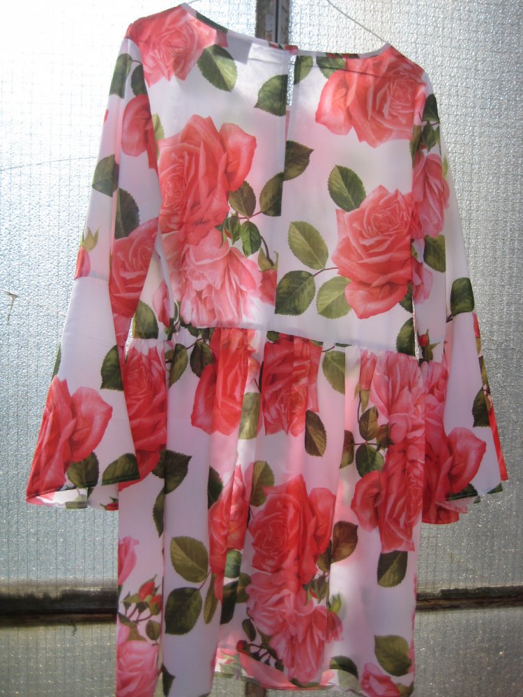 Schickes weißes Kleid mit Rosenmuster! elegant, schick, weiß, rosa, grün, trompetenärmel, volant, reclaimed vintage, asos