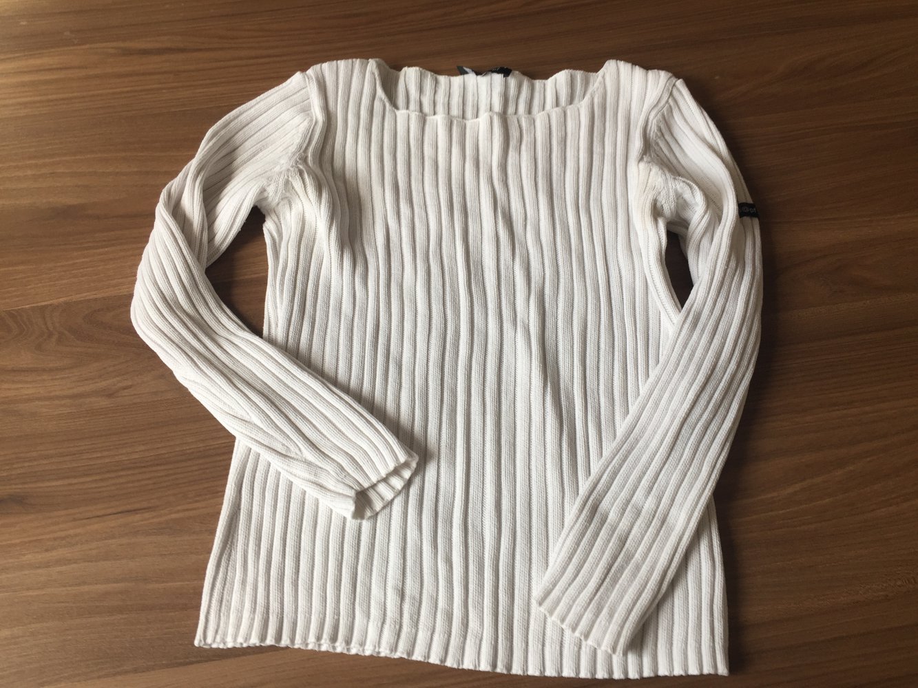 Weißer Strickpulli mit U-Boot-Ausschnitt