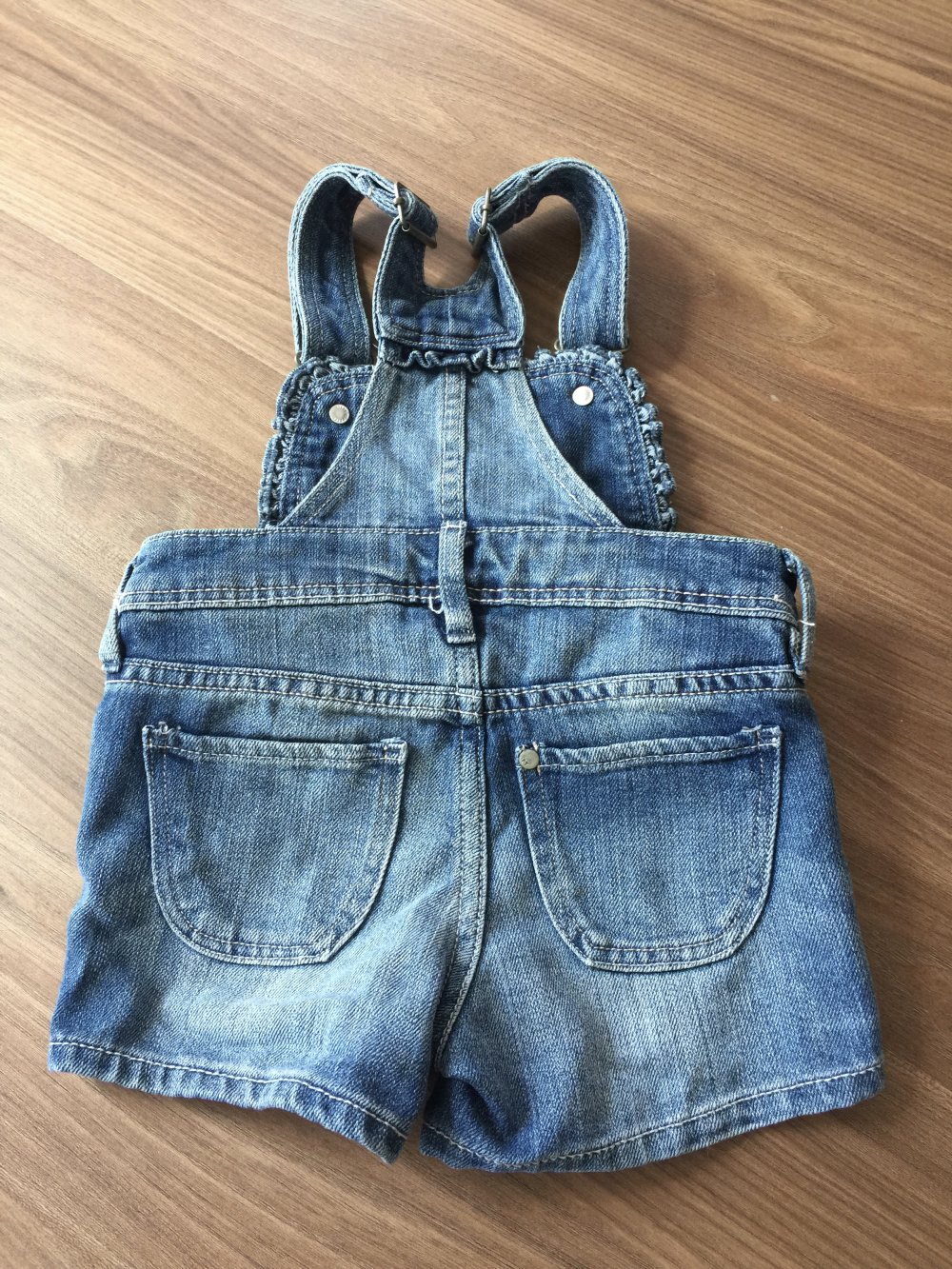 Kurze Jeanslatzhose