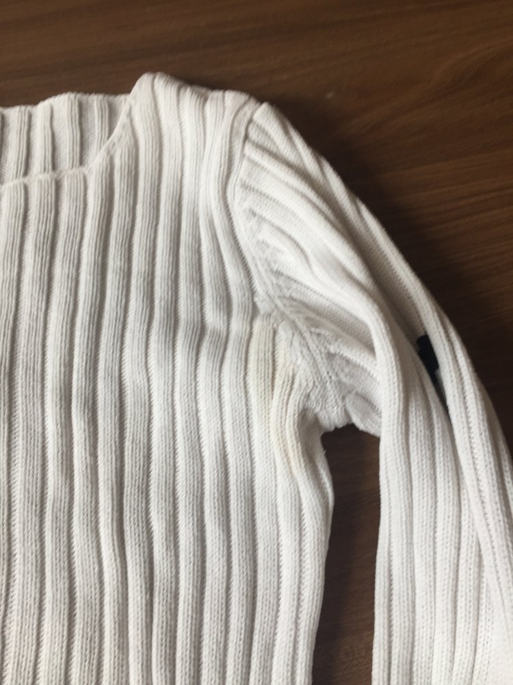 Weißer Strickpulli mit U-Boot-Ausschnitt