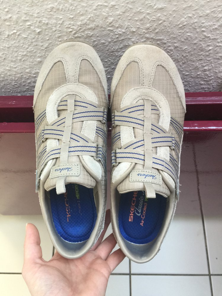 Helle Sneaker mit memory foam