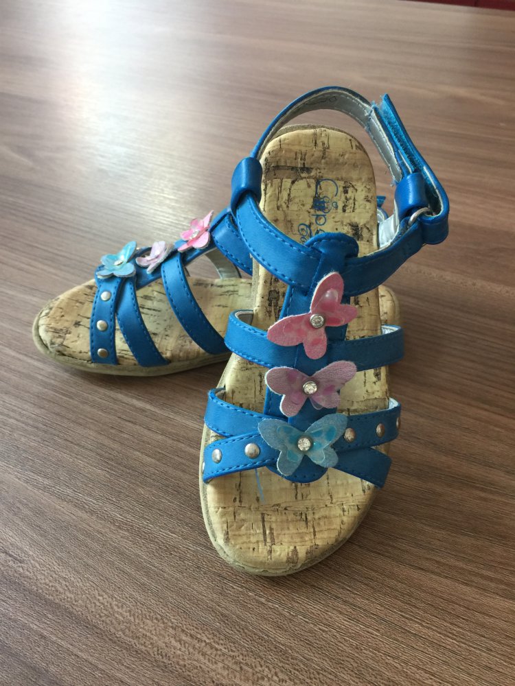 Zuckersüße Schmetterlingsandalen Gr. 26