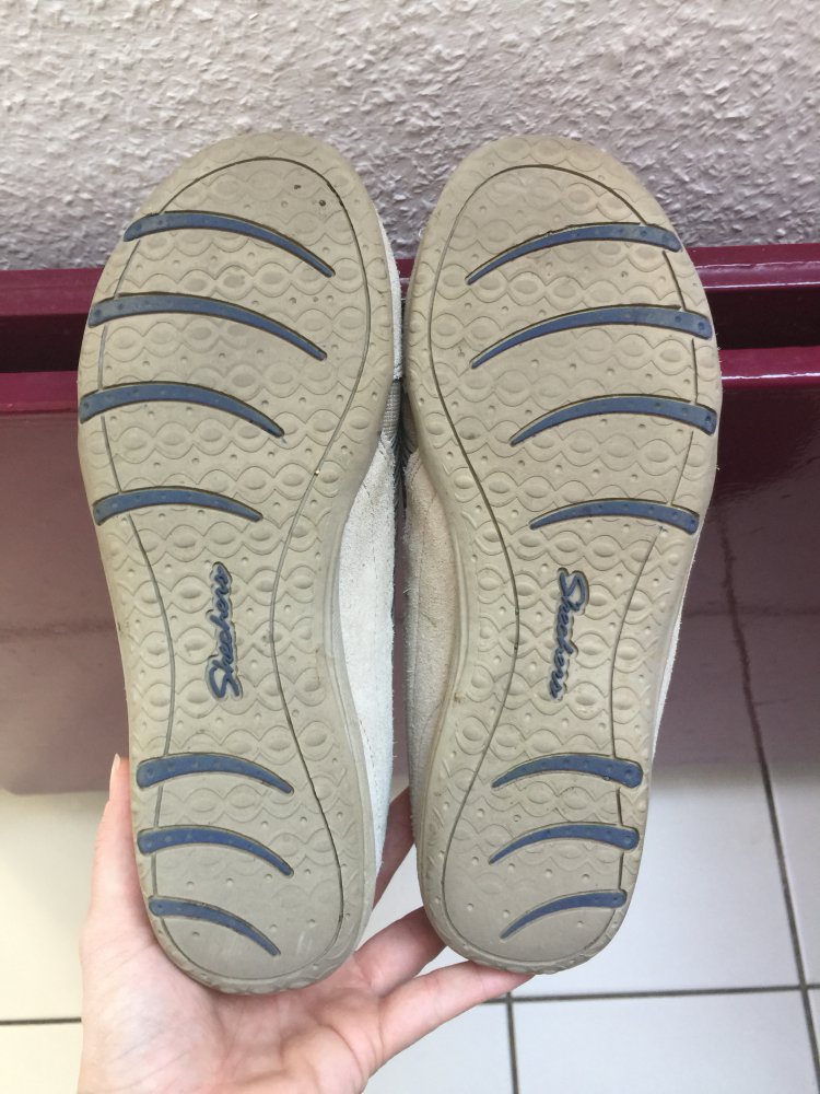Helle Sneaker mit memory foam