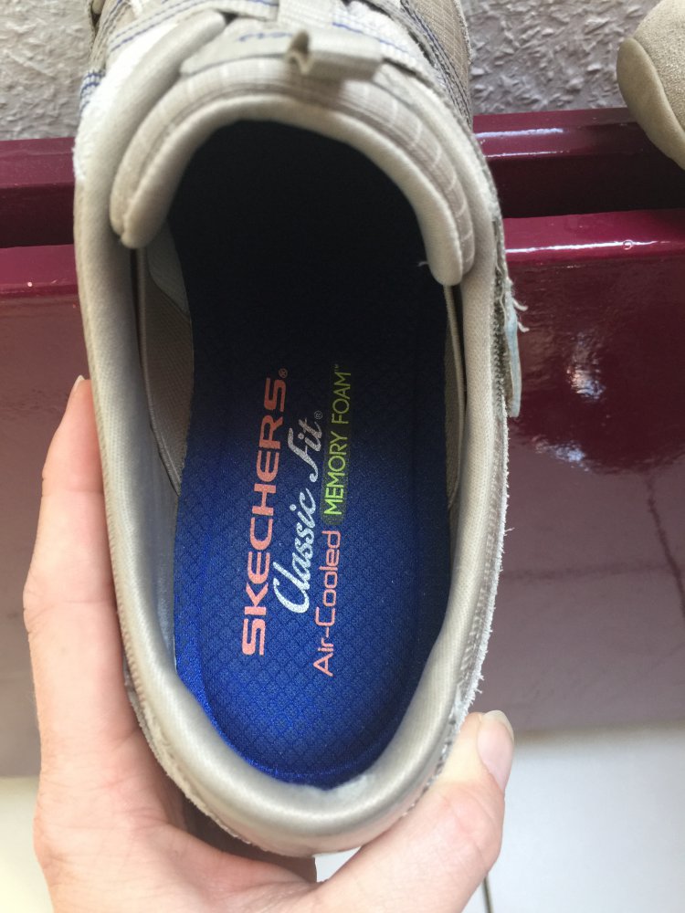 Helle Sneaker mit memory foam