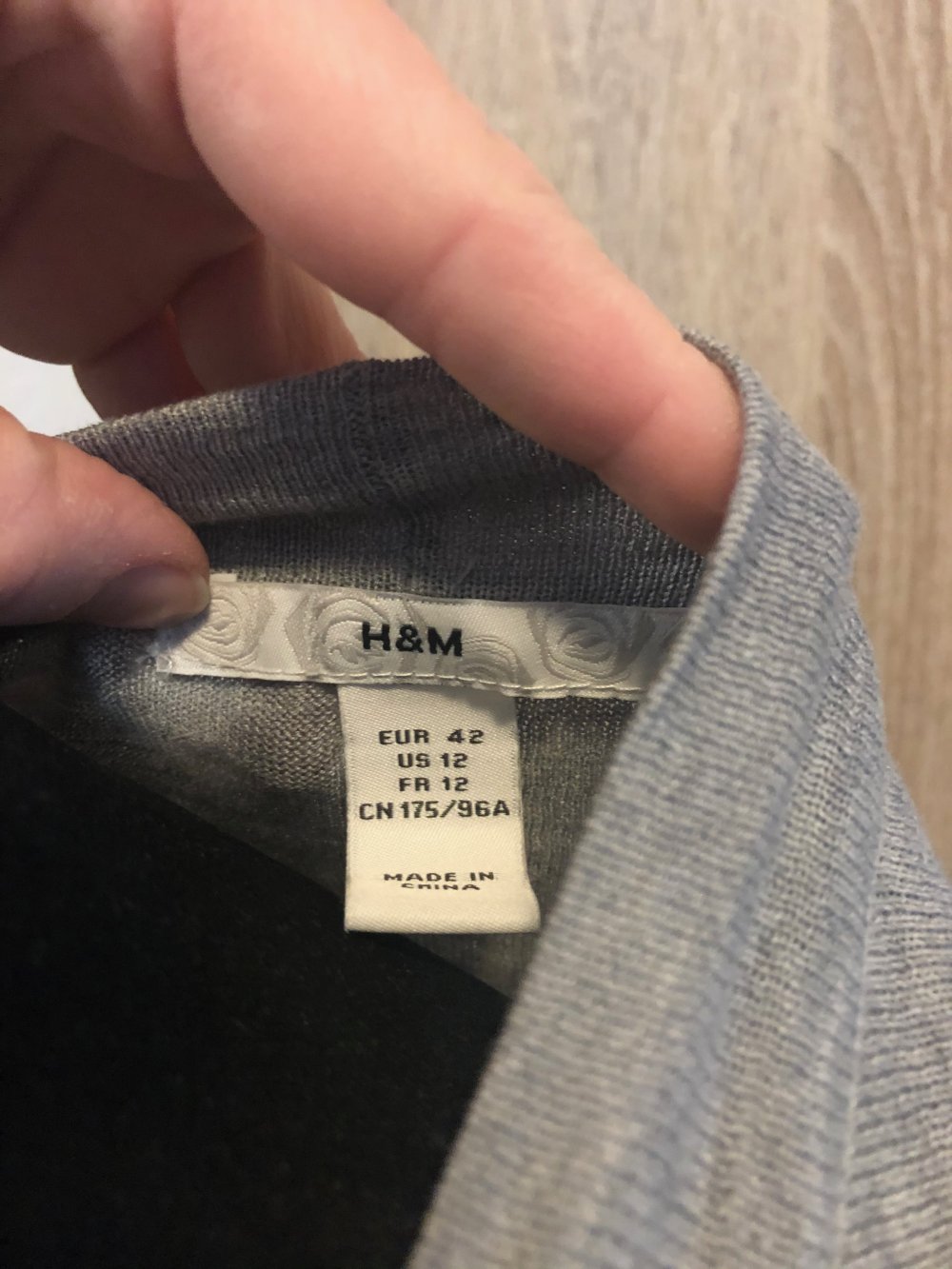 Dünnes Wickelstrickjäckchen hellgraumeliert Gr. 40 M
