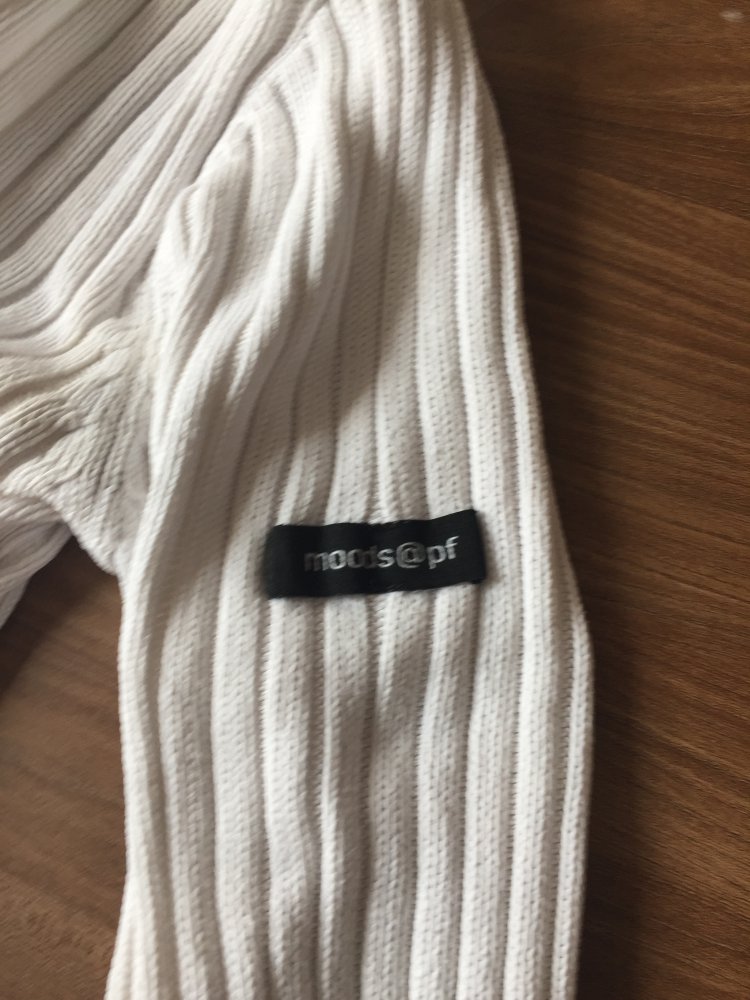 Weißer Strickpulli mit U-Boot-Ausschnitt