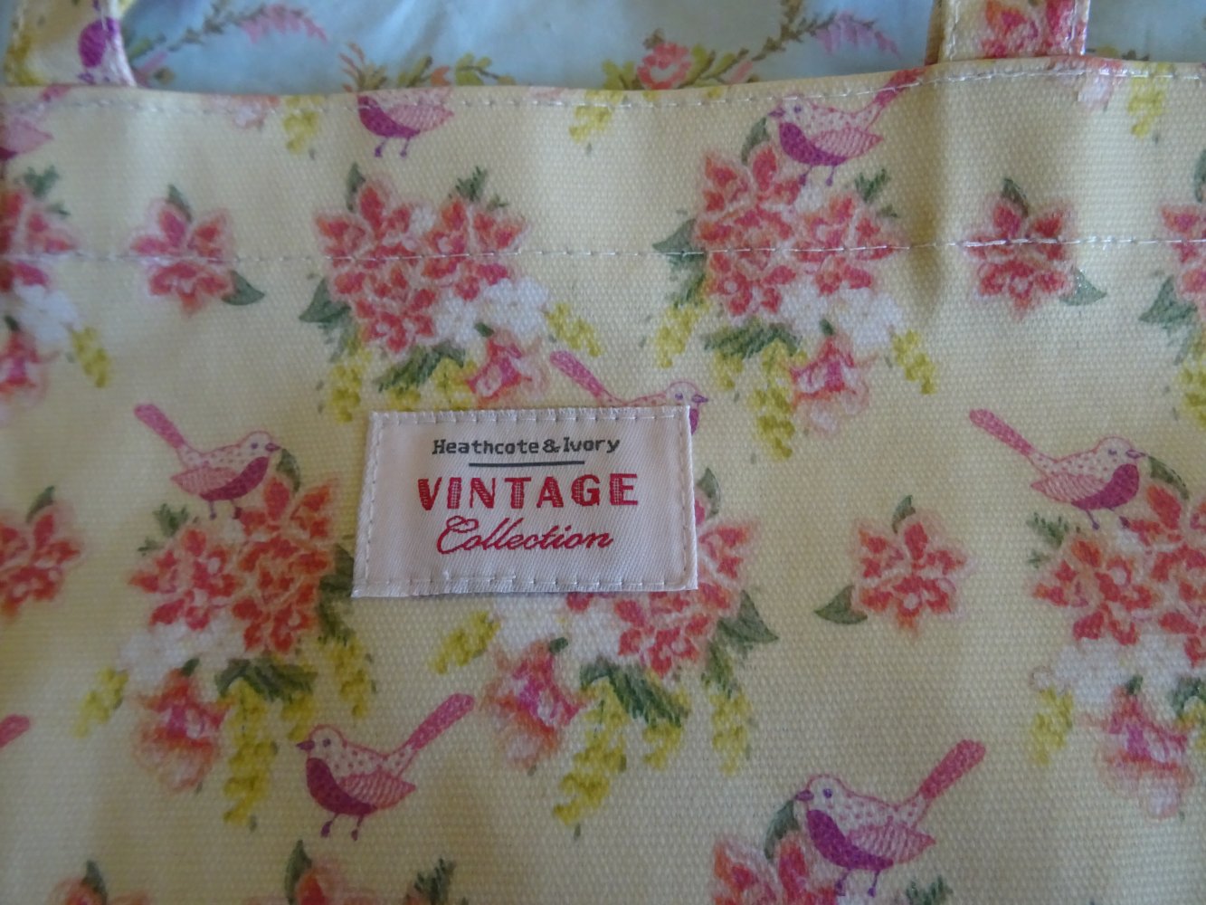 Vintage Tasche Wachstuch ungenutzt Beuteltasche  Umhängetasche Vögel Blumen BERLIN