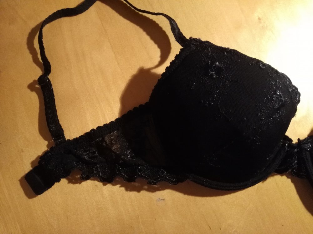 BH hübsches Muster Spitze an den Seiten Gr. 70B schwarz