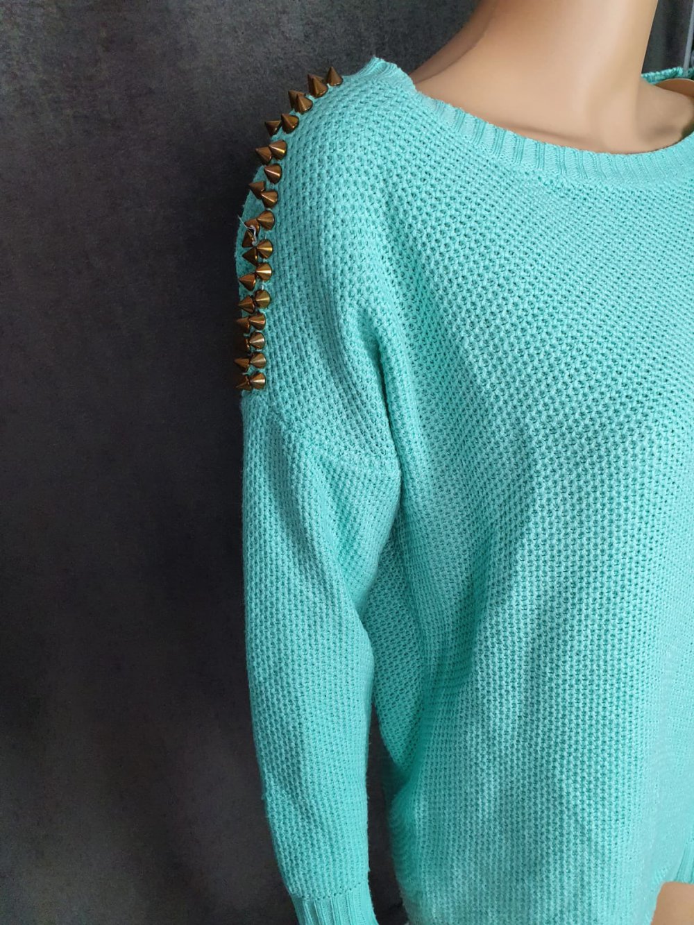 Pullover türkis mit Nieten 