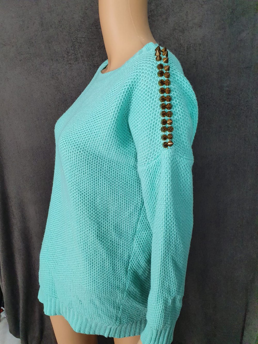 Pullover türkis mit Nieten 