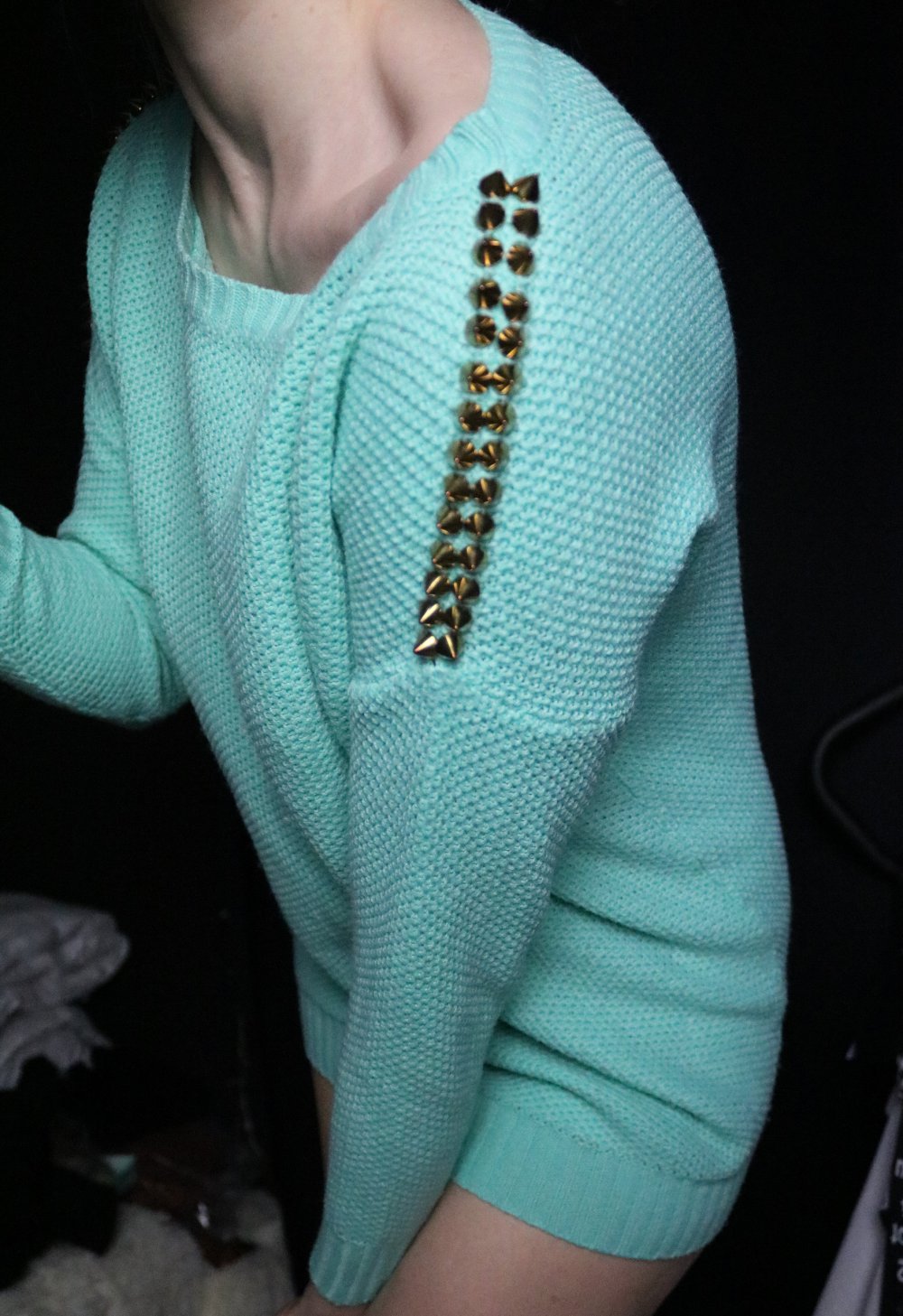 Pullover türkis mit Nieten 