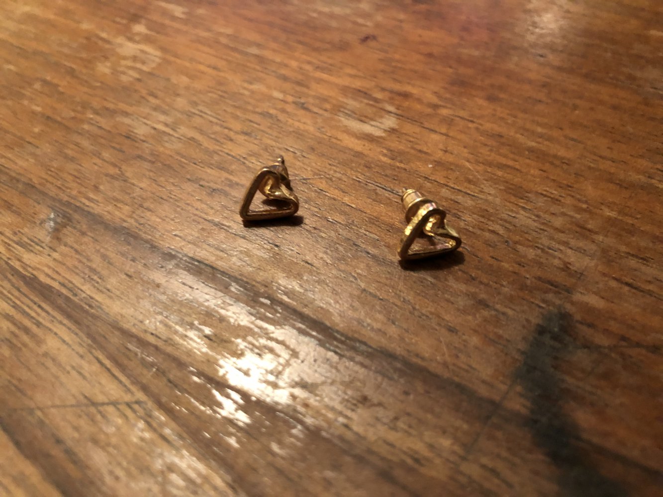 goldfarbene herzförmige Ohrringe 