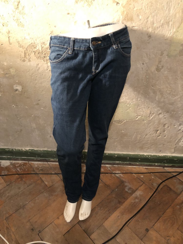 Jeanshose Enges Bein
