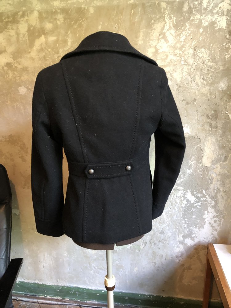 Schwarze hüftlange Jacke