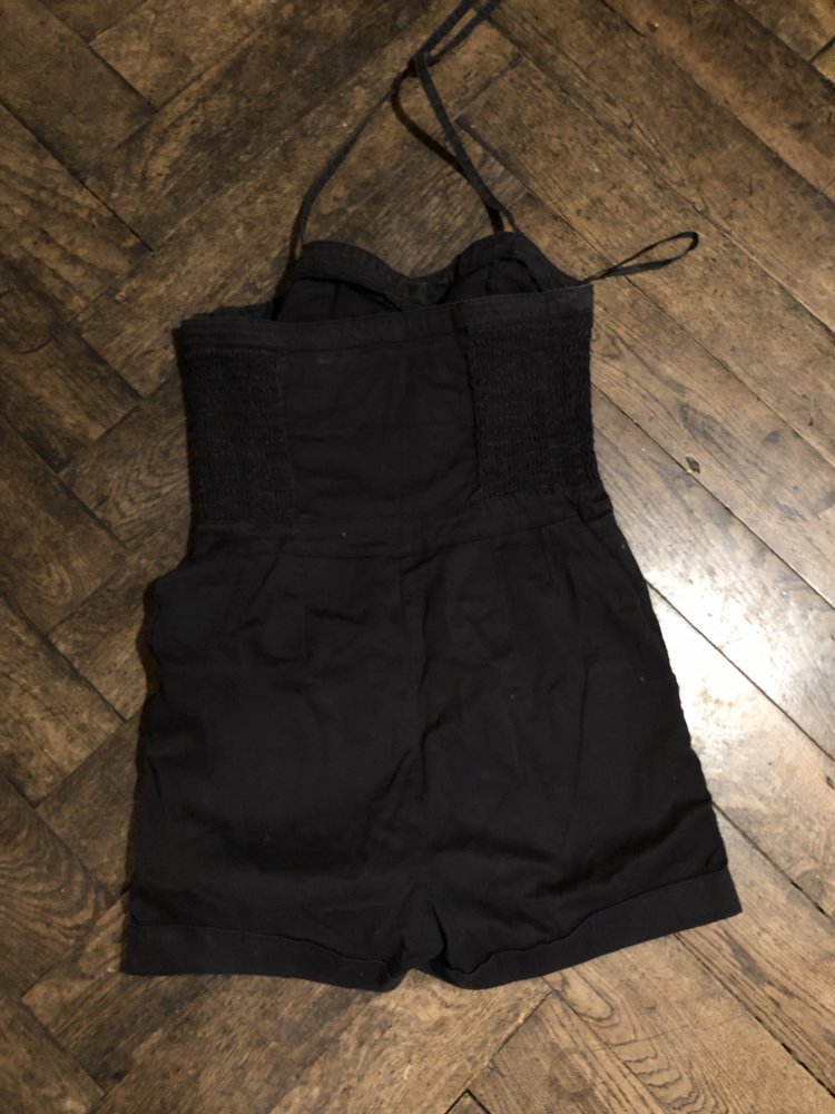 Schwarzer kurzer Jumpsuit