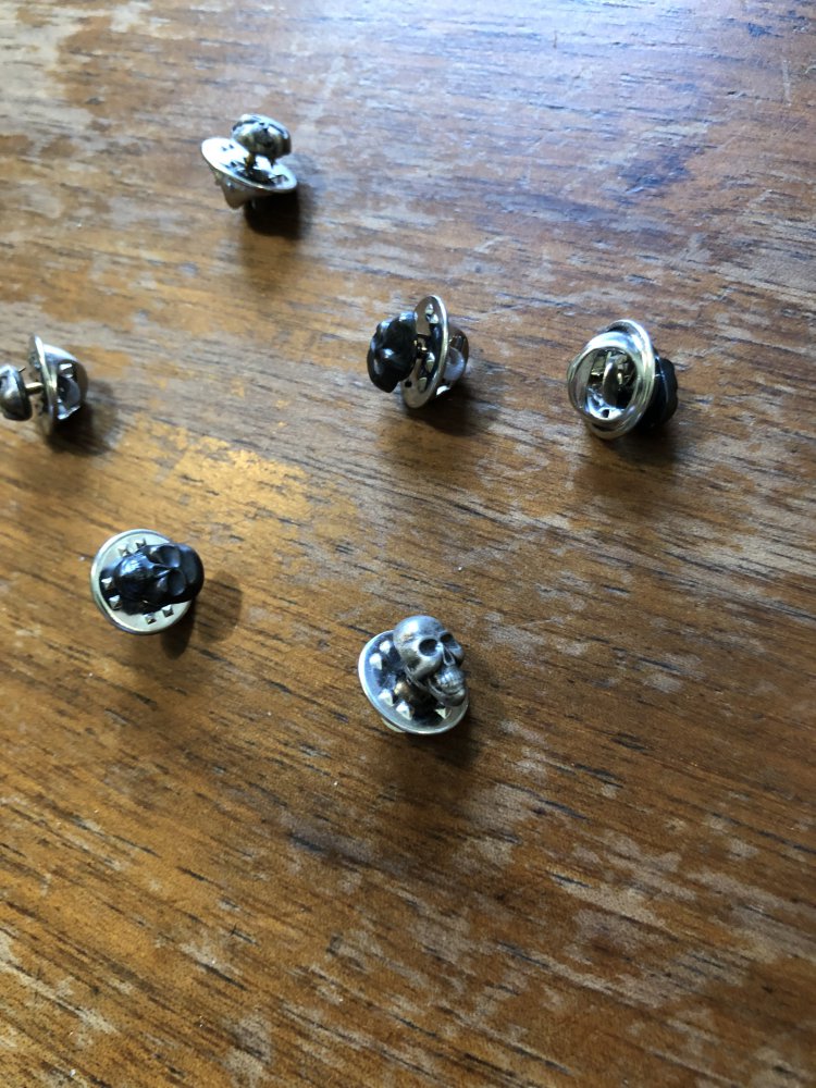 Anstecker in Totenkopf form