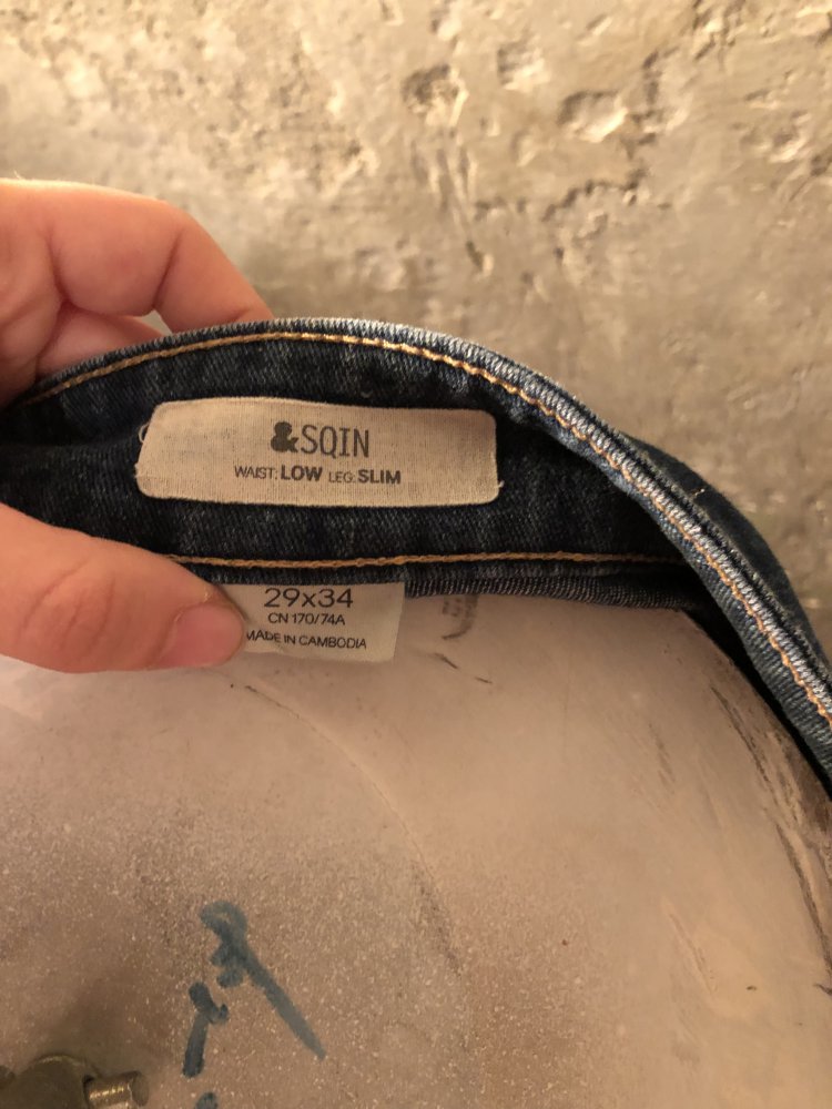 Jeanshose Enges Bein