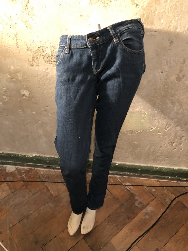 Jeanshose Enges Bein