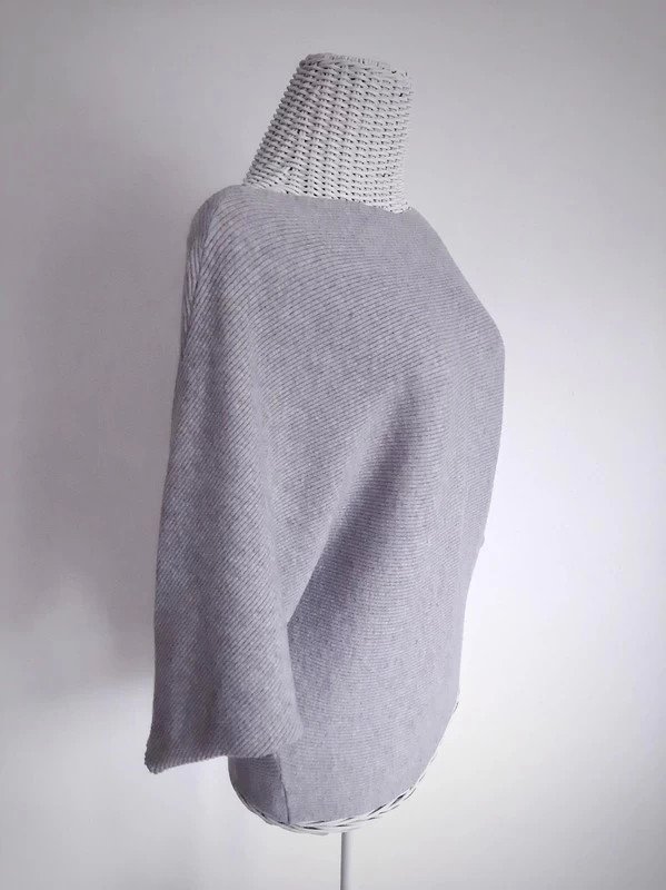 Hellgrauer Orsay Strickpullover | 3/4-Ärmel | Rippenstrick | Fledermausärmel 