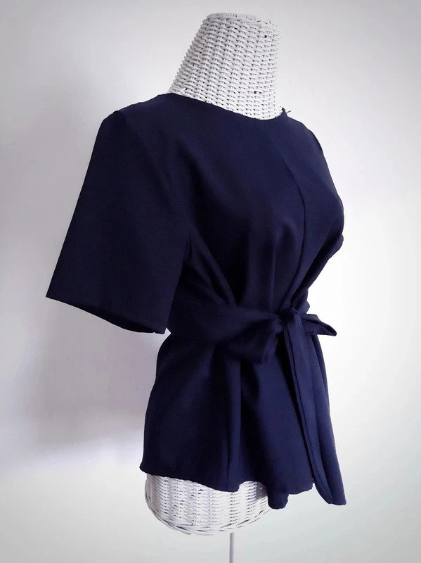 Dunkelblaues Blusenshirt | Made in Italy | Bindeband | Asymmetrisch | Business | Elegant