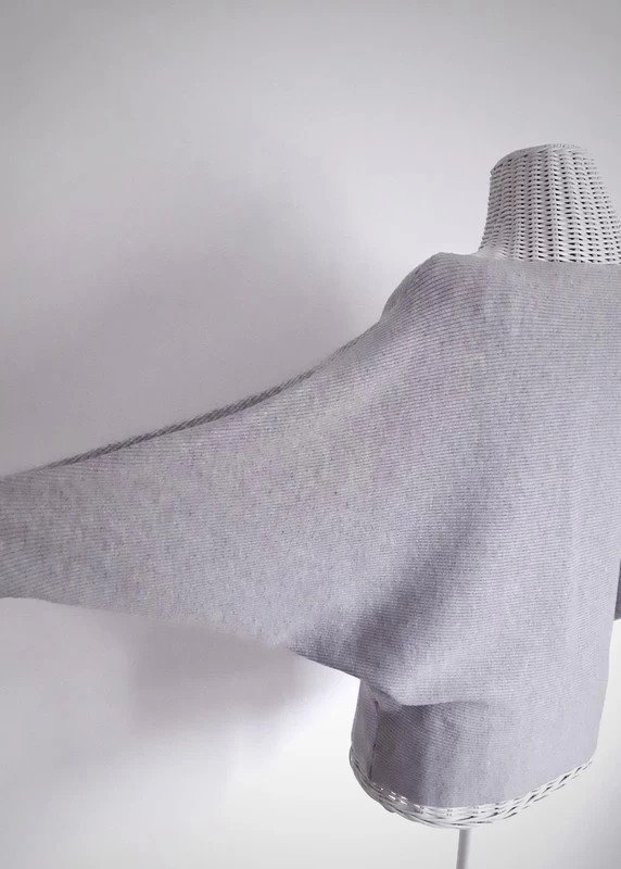 Hellgrauer Orsay Strickpullover | 3/4-Ärmel | Rippenstrick | Fledermausärmel 