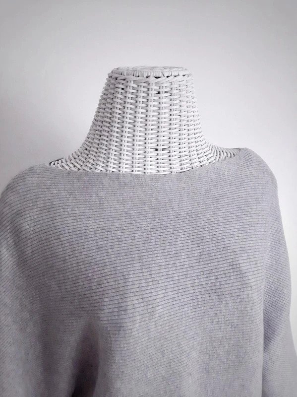Hellgrauer Orsay Strickpullover | 3/4-Ärmel | Rippenstrick | Fledermausärmel 