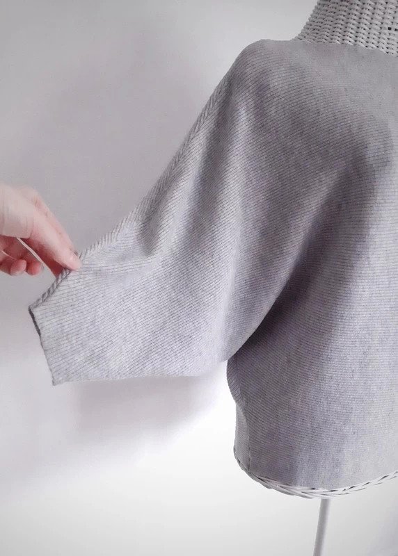 Hellgrauer Orsay Strickpullover | 3/4-Ärmel | Rippenstrick | Fledermausärmel 