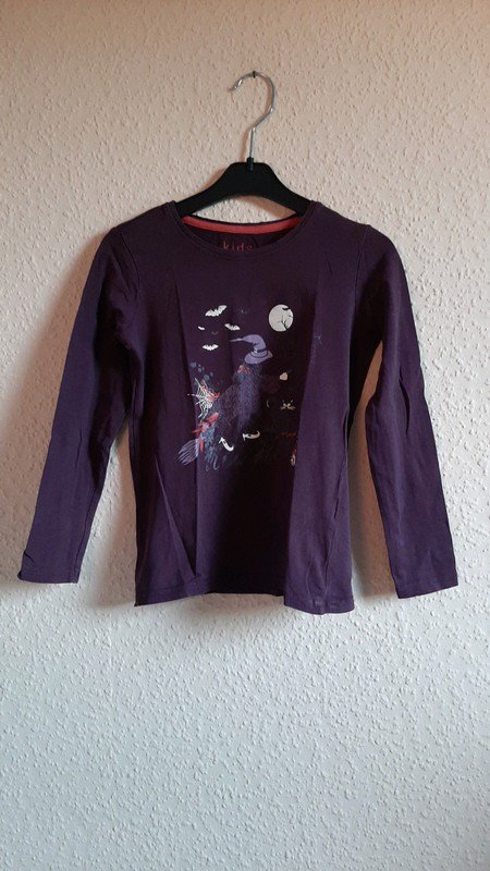 Lila Hexen Pulli