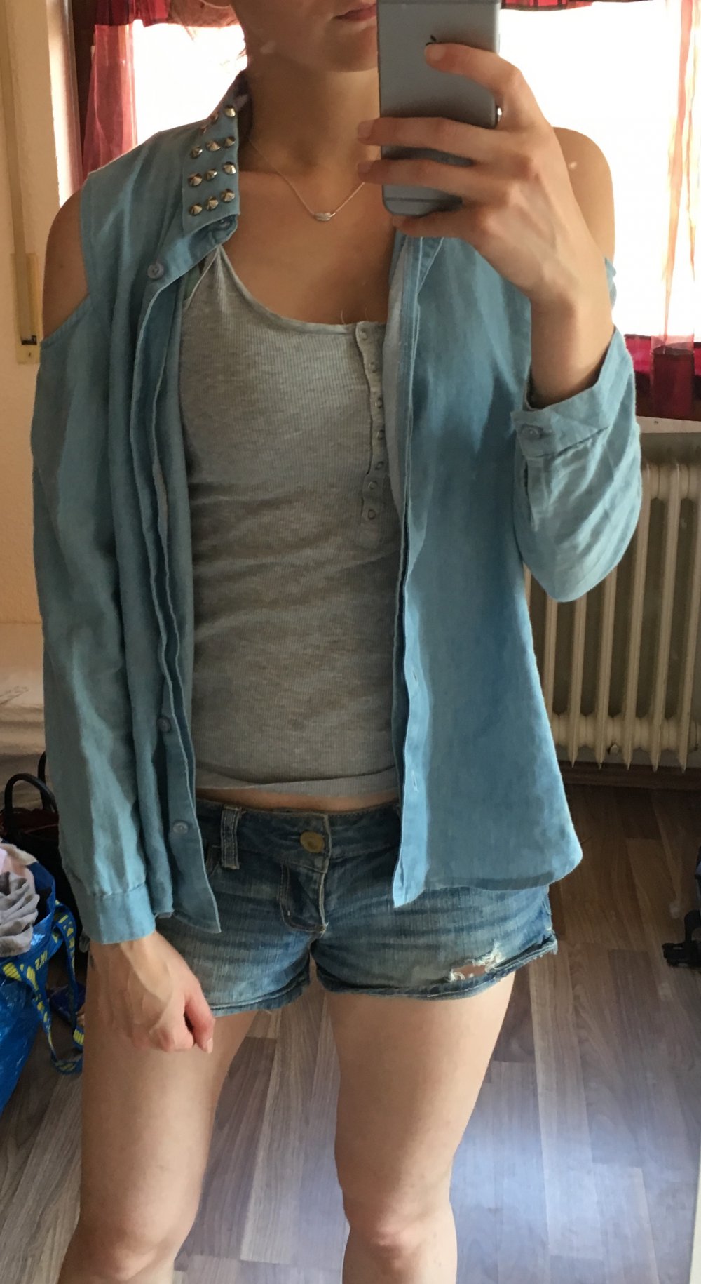Cold Shoulder Bluse mit Nieten