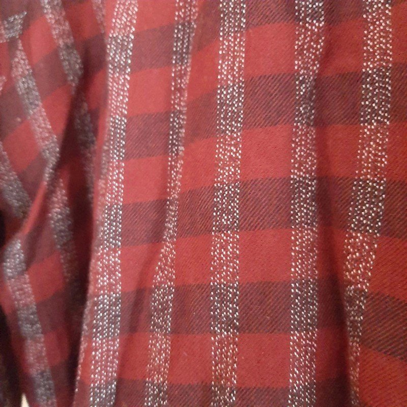 Dunkelrot karierte Bluse