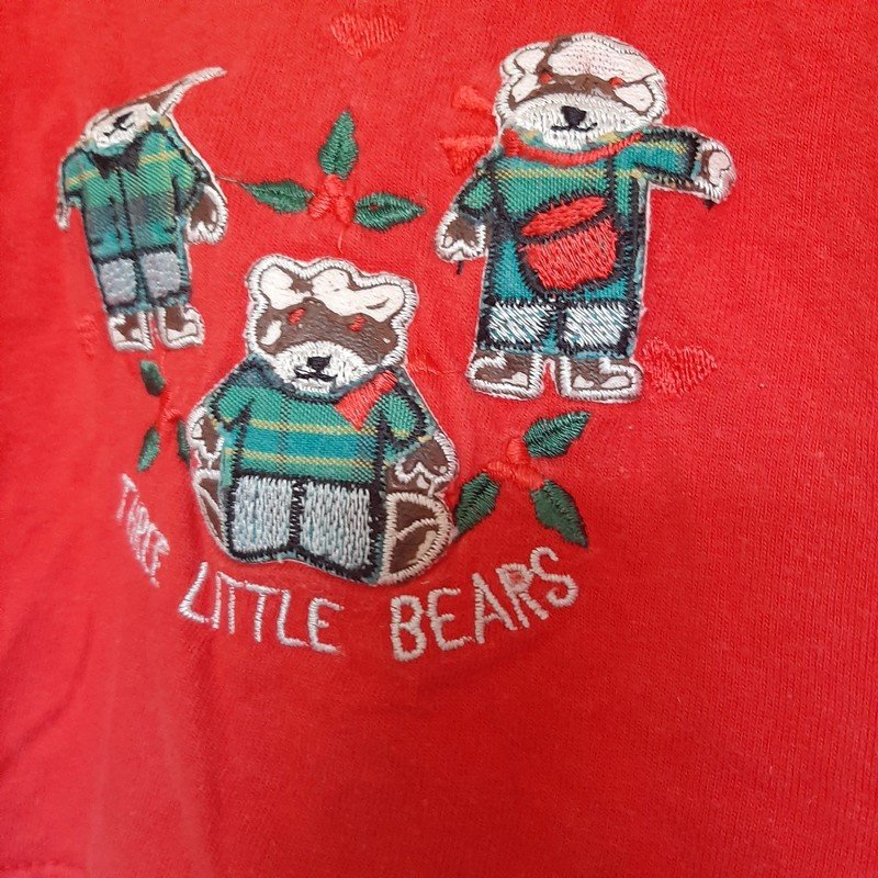 Roter Pulli mit Bären