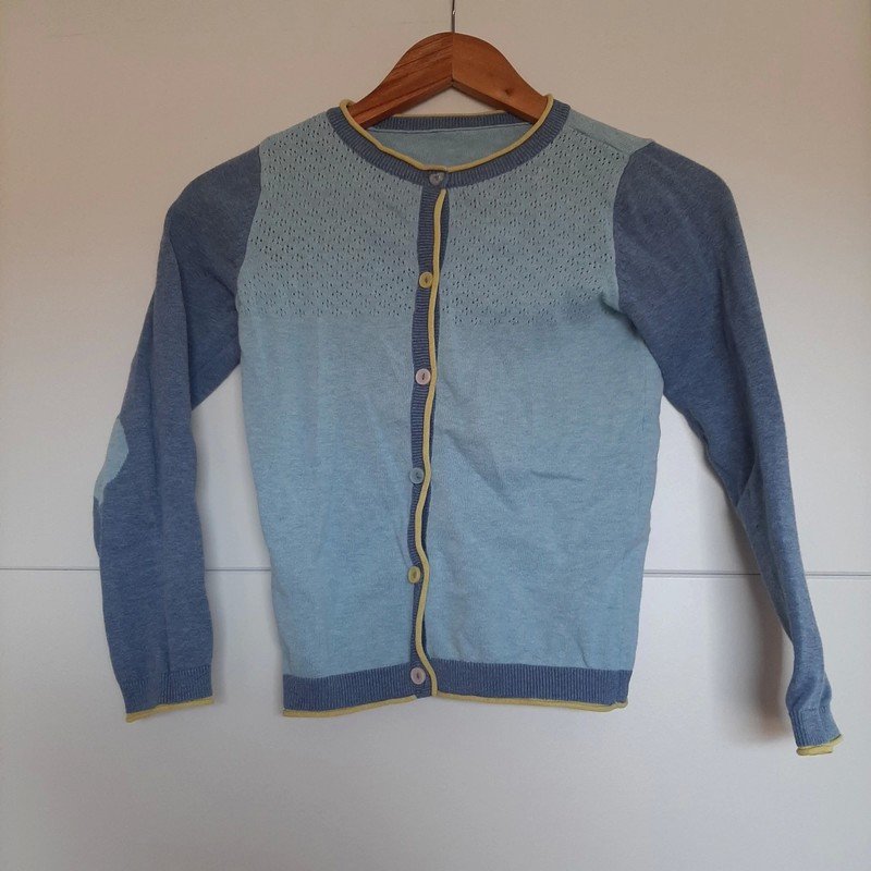Blaue Strickjacke