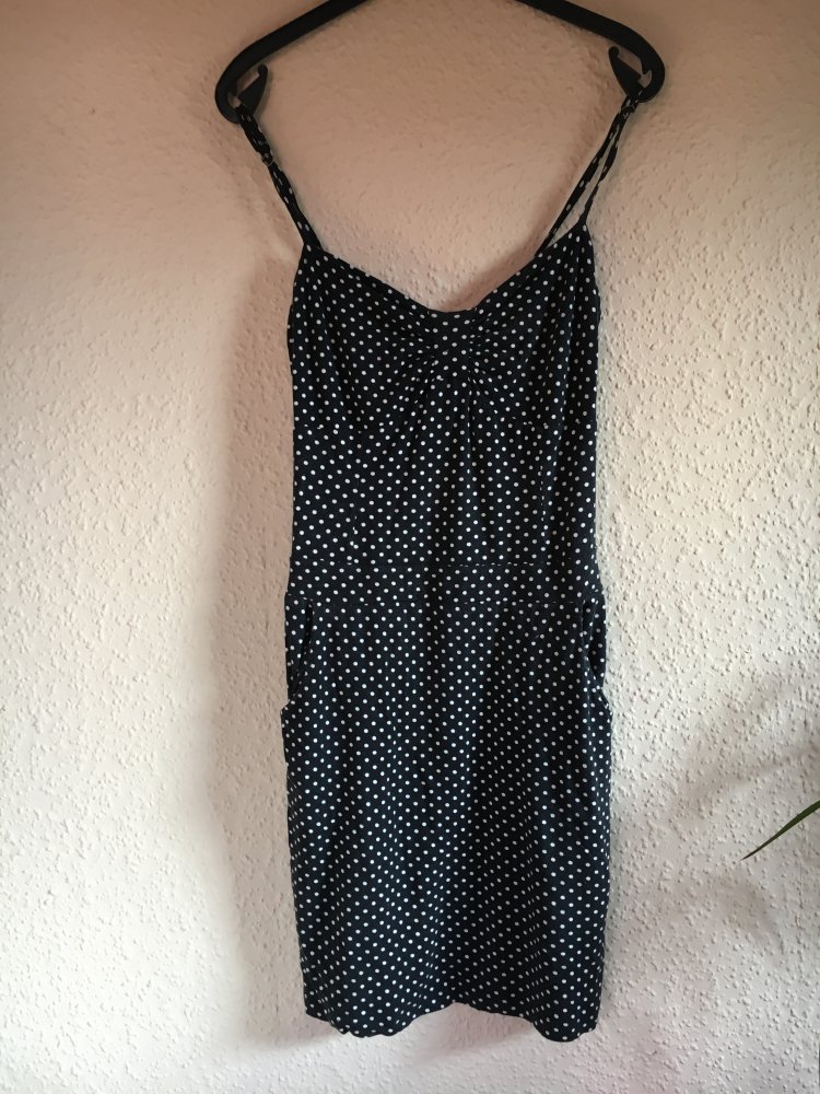Gepunktetes Kleid