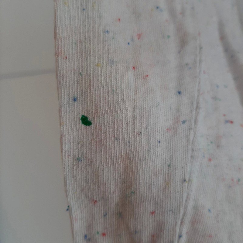 Weißer Pulli mit bunten Akzenten